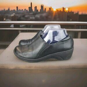 ✅Women’s 7.5M CLARKS Chime Black Leather Slip-on Slip-Resistant Work Clogs Shoes